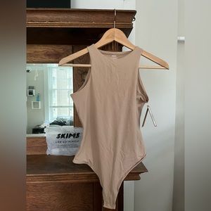 Skims Fits Everybody Bodysuit (Clay) - M